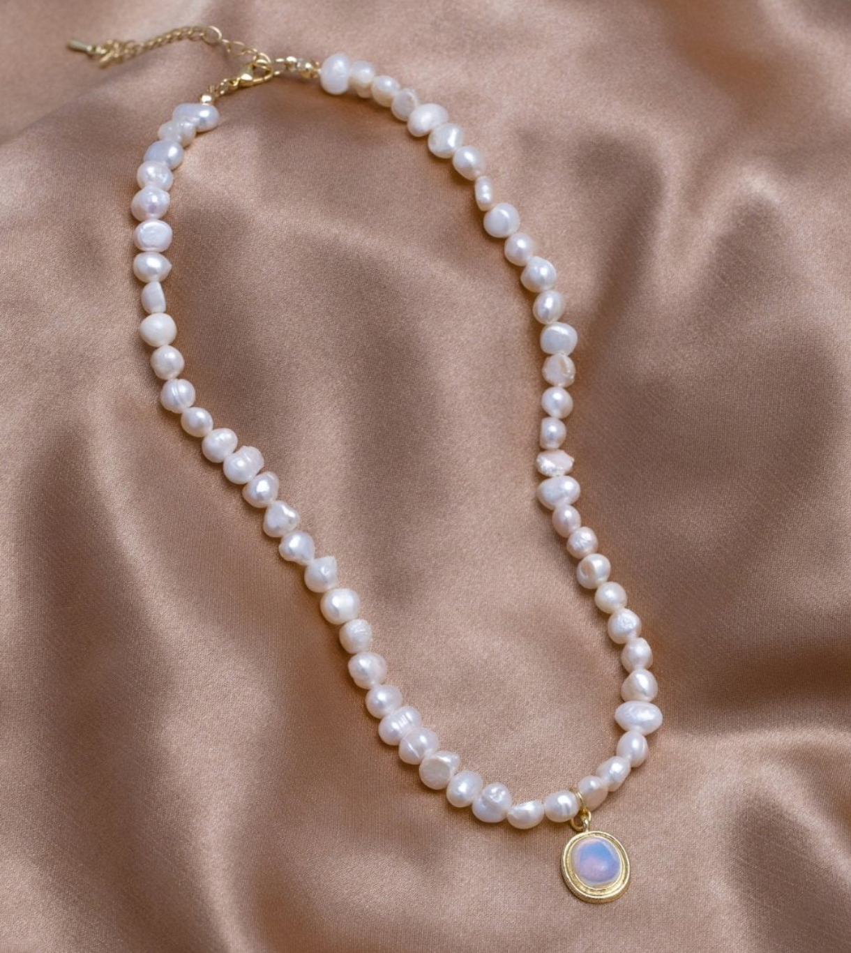 Collier med Sötvattenspärlor & Månsten i Guld – Tidlös elegans & naturlig charm