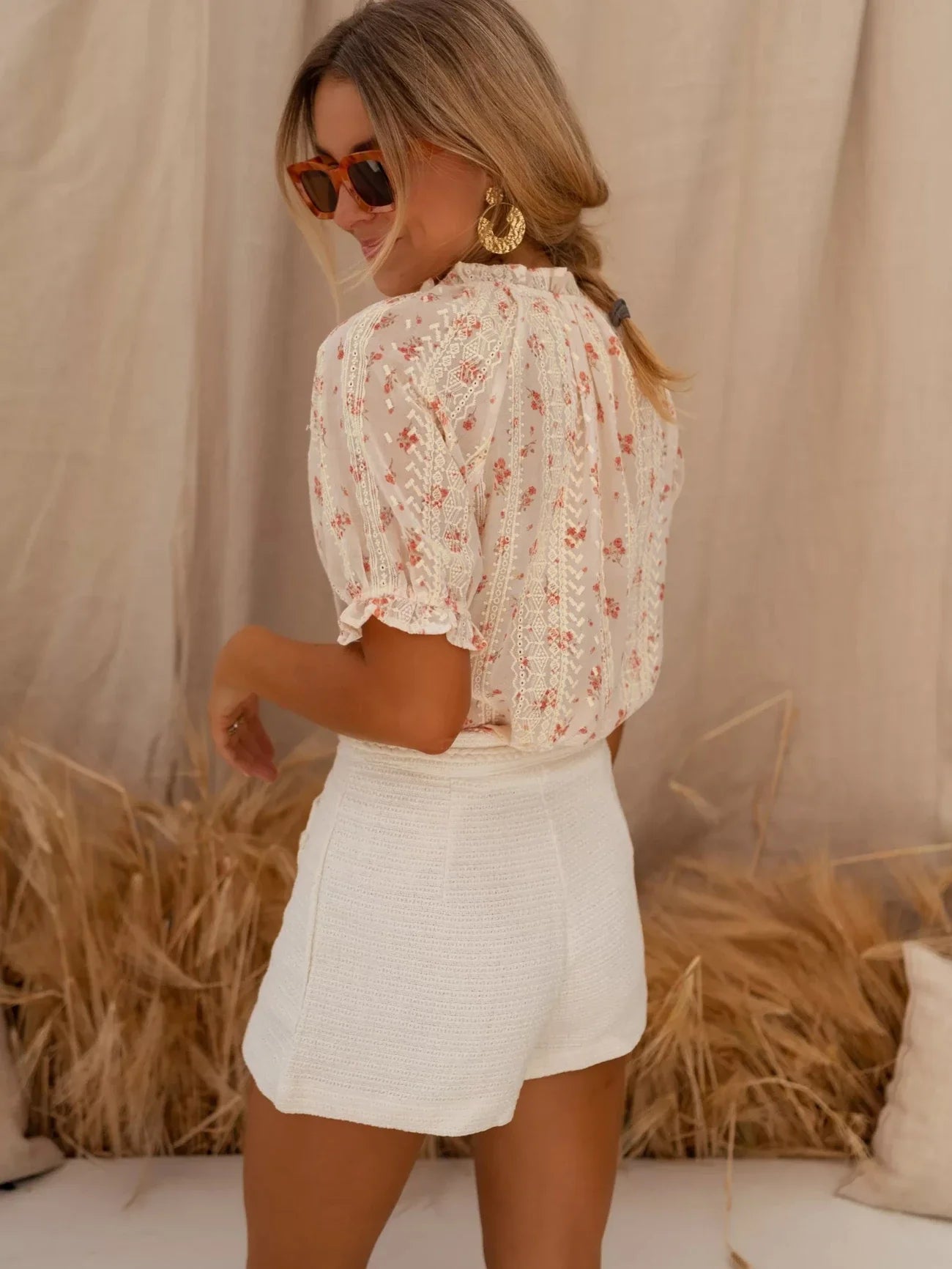 ELINA™ | Blommig Sommarblus med Romantisk Lätthet