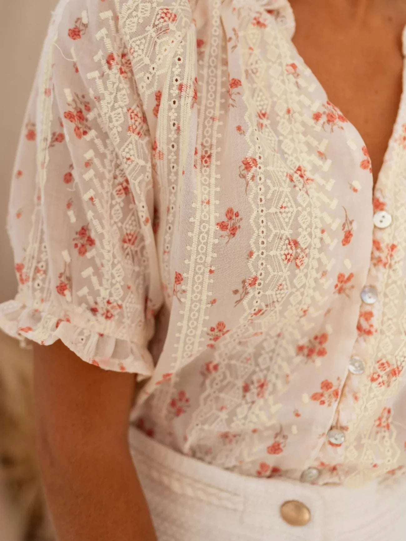 ELINA™ | Blommig Sommarblus med Romantisk Lätthet