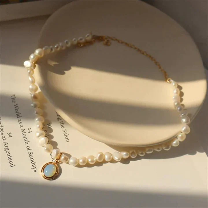 Collier med Sötvattenspärlor & Månsten i Guld – Tidlös elegans & naturlig charm