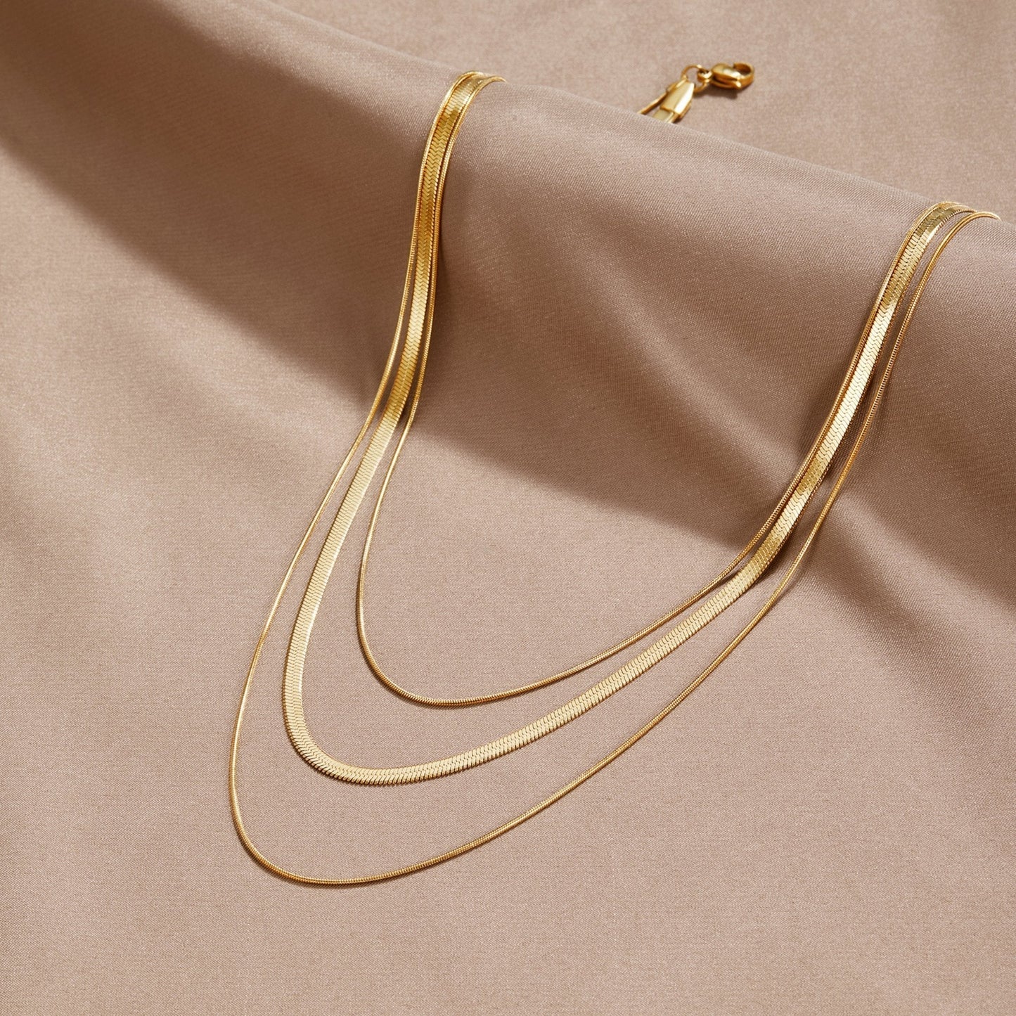 Collier à Chaîne Multistrat Doré – Tidlös Elegans & Mångsidig Stil