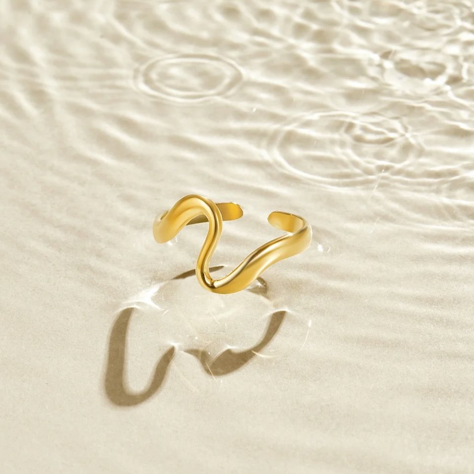 Aurelia™ | Guldfärgad Wave Ring – Tidlös elegans & modern stil