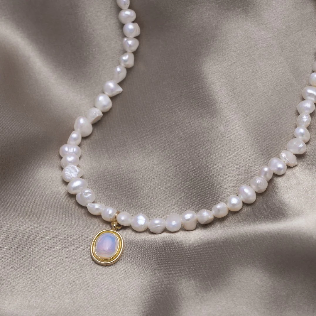 Collier med Sötvattenspärlor & Månsten i Guld – Tidlös elegans & naturlig charm