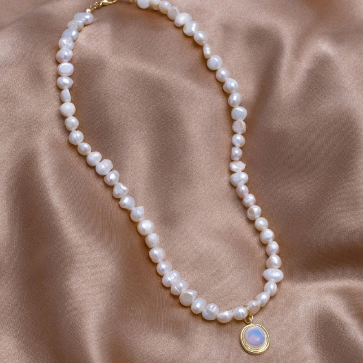 Collier med Sötvattenspärlor & Månsten i Guld – Tidlös elegans & naturlig charm
