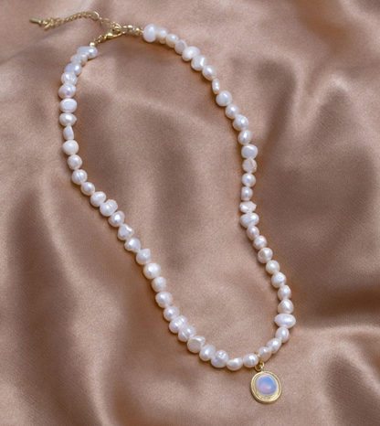 Collier med Sötvattenspärlor & Månsten i Guld – Tidlös elegans & naturlig charm