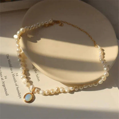 Collier med Sötvattenspärlor & Månsten i Guld – Tidlös elegans & naturlig charm