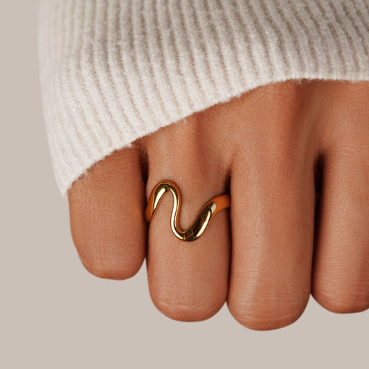 Aurelia™ | Guldfärgad Wave Ring – Tidlös elegans & modern stil
