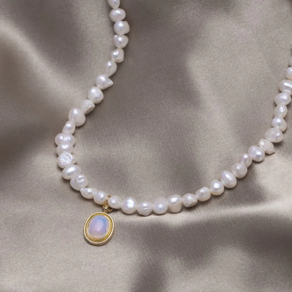 Collier med Sötvattenspärlor & Månsten i Guld – Tidlös elegans & naturlig charm